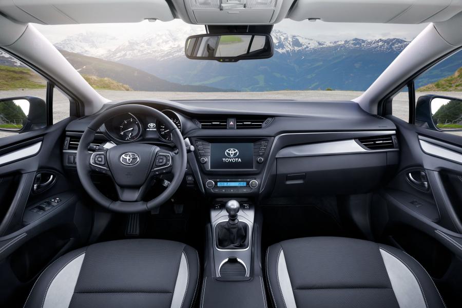  Toyota Avensis Wagon 2015 года  (фото 26 из 33)